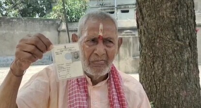 বাড়িতে বসে ভোট দিলেন ৮০ ঊর্ধ্ব  বৃদ্ধ গৌড় চুনারি।
