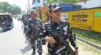 মহিশিলা থেকে হাসপাতাল মোড় পর্যন্ত রুটমার্চে মহিলা সদস্যরা।