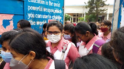 পরীক্ষা শেষে হল থেকে বের হচ্ছে পরীক্ষার্থীরা পরীক্ষা শেষে হল থেকে বের হচ্ছে পরীক্ষার্থীরা