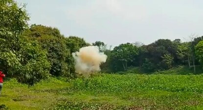 উদ্ধার বোমা গুলি নিষ্ক্রিয় করা হচ্ছে।