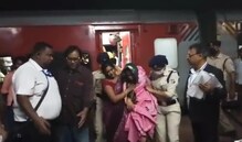 চলন্ত ট্রেনে সন্তানের জন্ম দিলেন অন্তঃসত্ত্বা মহিলা চলন্ত ট্রেনে সন্তানের জন্ম দিলেন অন্তঃসত্ত্বা মহিলা