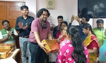 ঋতুকালীন সুস্থতা বজায় রাখতে স্বনির্ভর গোষ্ঠীর মাধ্যমে স্যানিটারি ন্যাপকিন বিতরণ ঋতুকালীন সুস্থতা বজায় রাখতে স্বনির্ভর গোষ্ঠীর মাধ্যমে স্যানিটারি ন্যাপকিন বিতরণ