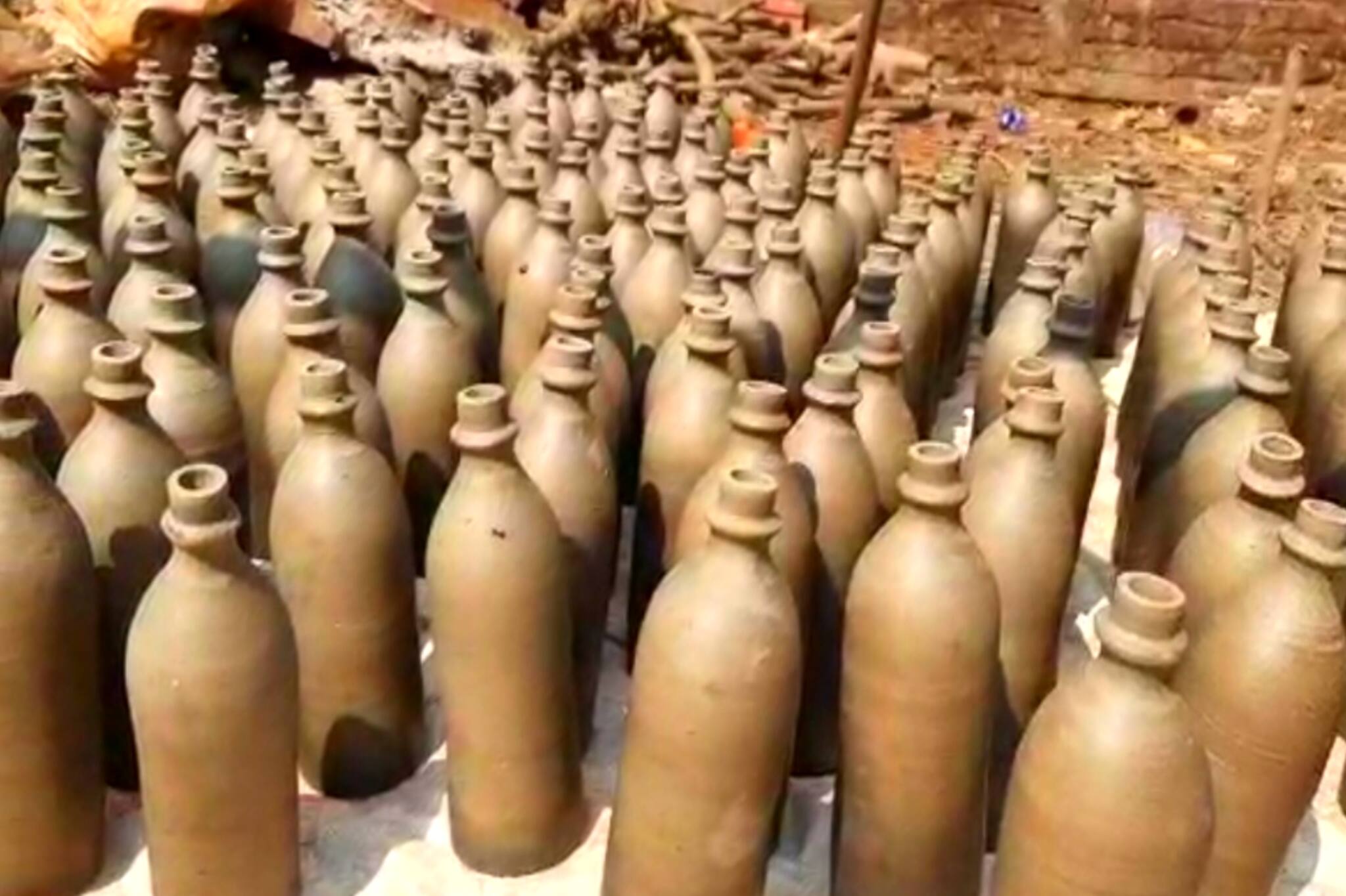 North 24 Parganas News: গরম পড়তেই চাহিদা বাড়ছে মাটির তৈরি জলের পাত্রের, দীর্ঘক্ষণ ঠান্ডা থাকে জল, খেয়েও মেলে তৃপ্তি