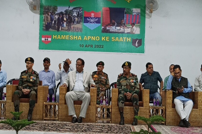 এদিন অনুষ্ঠানের প্রথমে একটি সাংবাদিক সম্মেলন করা হয়। সেখানে লেফটেন্যান্ট জেনারেল তরুণ কুমার আইচ বলেন,&quot; করোনা আবহে গত দু'বছর আমরা একসাথে মিলিত হতে পারি নাই। তাই পাশ্ববর্তী এলাকার অবসরপ্রাপ্ত সেনাকর্মীদের নিয়ে একটি সমাবেশ করা হয়েছে। এখানে আমরা বীর নারী, প্রাক্তন সেনাকর্মী থেকে শুরু সবাইকে অভিনন্দন জানাচ্ছি। তাছাড়া আমরা অবসরপ্রাপ্ত সেনাকর্মী ও তাদের পরিবারের পাশে সর্বদা আছি। এখানে অবসরপ্রাপ্ত সেনাকর্মীদের সুবিধার্থে বিভিন্ন রকমের শিবির করা হয়েছে।&quot;