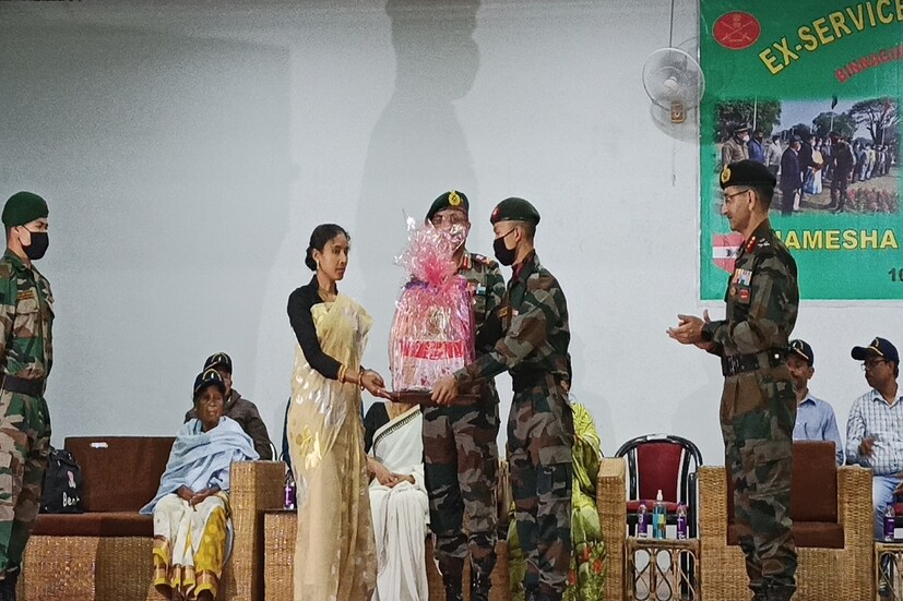 #বিন্নাগুরি: দীর্ঘ দু বছর পর ফের অবসরপ্রাপ্ত সেনাকর্মীদের নিয়ে বিশেষ অনুষ্ঠান আয়োজিত হল বিন্নাগুরি সেনাছাউনিতে। অবসরপ্রাপ্ত সৈনিকরা তার অবসরকালীন থেকে শুরু করে নানান ধরনের সমস্যার সম্মুখীন হন তার পরিবারের লোকেরা অনেক সময় কি করবেন কোথায় যাবেন সেই সম্পর্কে বুঝে উঠতে পারেন না তাদেরকে সেই তথ্য জানাতে, শহীদ সেনা জওয়ান দের পরিবারকে শ্রদ্ধা জানাতে বিশেষ অনুষ্ঠানের আয়োজন করা হয়। অনুষ্ঠানের মধ্য দিয়ে ৬ জন বীর নারী কে সম্মান জানানো হয়। যাদের পরিবারের সদস্যরা শহীদ হয়েছেন।