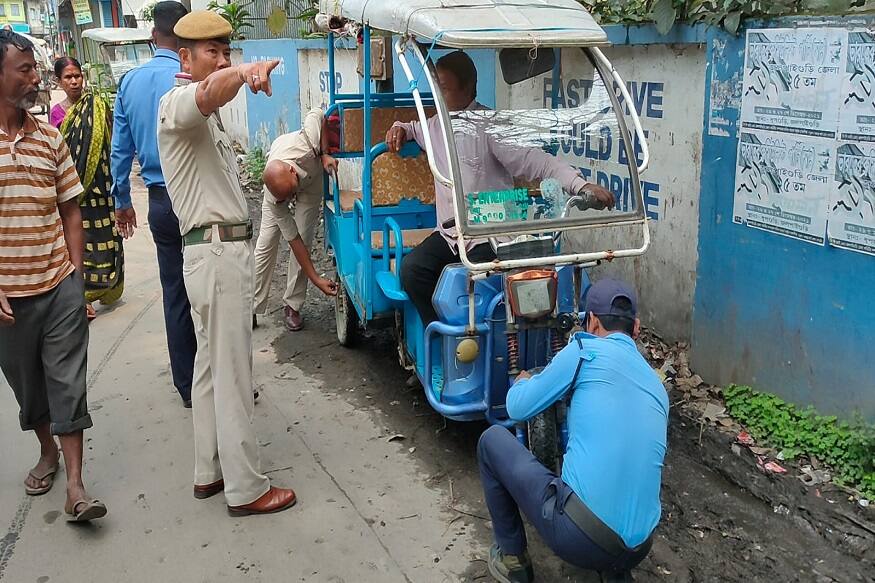 Police takes action and free footpath from unauthorize occupency