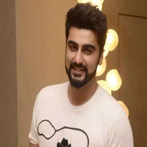 অর্জুন কাপুর রণবীরকে দিয়েছেন গুচির জিপার জ্যাকেট, দাম ১.৫ লক্ষ টাকা। 