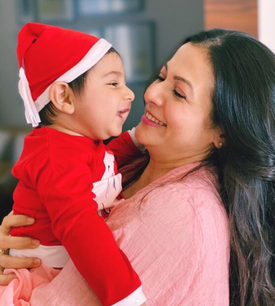 ছেলে কবীর হওয়ার পর থেকে অনেকটা সময় খুদের সঙ্গেই কাটে কোয়েলের। তাঁর ছবি মাঝেই মধ্যেই শেয়ার করেন অভিনেত্রী। আর নেটিজেনরা তা ভালবাসায় ভরিয়ে দেন।  