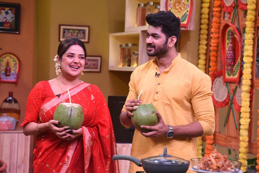 সেলেবরা রান্না করেন না। হেঁশেলে তো ঢোকেনই না। আপাত দৃষ্টিতে লোক এমন ধারণা করে থাকেন। তবে এই ভাবনা যে ভুল, তা প্রমাণ করলেন ওম ও মিমি। ওম-মিমির (Om Mimi In Rannaghar) কাছ থেকে দারুণ রান্না শেখার পাশাপাশি জানতে পারবেন এই দম্পতির সম্পর্কে অনেক অজানা তথ্য। রঙ্গবতী খ্যাত ওম আসলে বাড়িতে কেমন? মিমি ও কি খুব কড়া স্ত্রী? এই সব তথ্য ফাঁস হতে পারে। নতুন একটি পদ শিখতে আর একইসঙ্গে ওম-মিমির কাছ থেকে খাস গল্প শুনতে হলে দেখতে ভুলবেন না জি বাংলার 'রান্নাঘর'। ১৫ই এপ্রিল বিকেল ৪.৩০ নাগাদ সম্প্রচারিত হবে এই পর্ব।