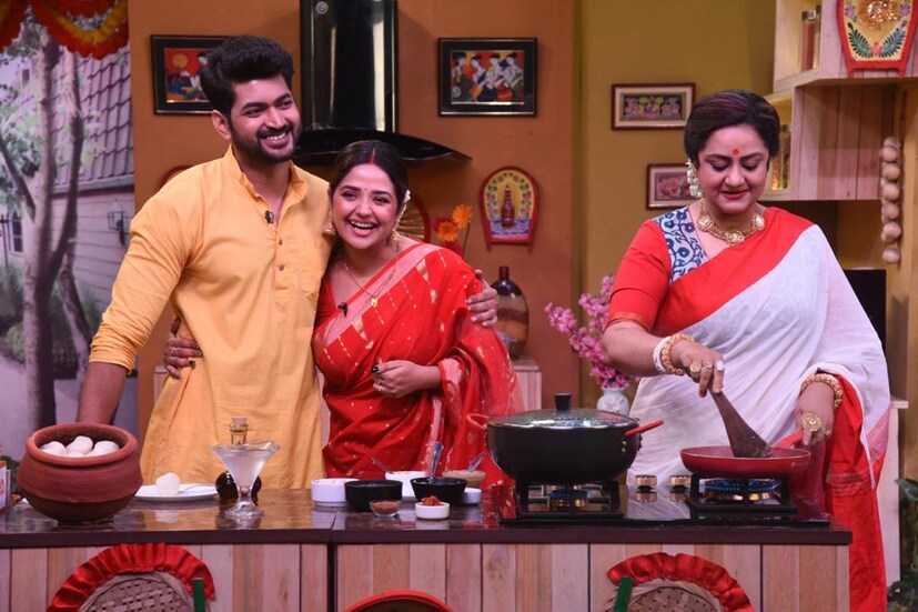 সব স্পটলাইট আপনার দিকে (Om Mimi In Rannaghar)। রান্না ঘরে কিছু একটা কামাল করতেই হবে। তাঁক লাগিয়ে দিতে হবে। রসনা তৃপ্ত করে মন জয় করতে হবে সকলের। তবে ভয় পাওয়ার কিছু নেই আপনার কথা ভেবেই 'রান্নঘর'-এ একটা দারুণ রেসিপি নিয়ে আসছেন মিমি। সঙ্গে থাকছে তাঁর কত্তা ওম।