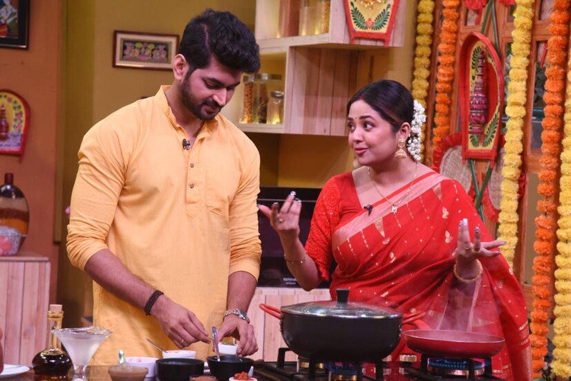 তারকা হলে কী হবে ওম-মিমি দুজনেই খেতে ভালবাসেন। রান্নাও করেন কত্তা-গিন্নি দুজন মিলে। ওম রান্নার জোগাড়ে সাহায্য করেন। হাতে খুন্তি নিয়ে কষানোর দায়িত্বটা মিমির (Om Mimi In Rannaghar)। বর্ষবরণের ভুড়িভোজে তাঁরা রান্না করছেন একটি বিশেষ পদ, মাংসের ডাব মালাই। চিংড়ি মাছের মালাই কারি কিংবা ডাব চিংড়ি এগুলো আমাদের চেনা খাবার। তবে মালাই, মাংস ও ডাব তিনটেই লোভনীয় জিনিস। একসঙ্গে মিলে নিঃসন্দেহে দারুণ এক পদ তৈরি হবে। বছরের প্রথম দিন এই রান্নাটা করলে, কপালে প্রশংসা জুটলেও জুটতে পারে।