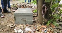 পরিত্যক্ত বিশালাকার বাক্স দেখে অবাক স্থানীয়রা পরিত্যক্ত বিশালাকার বাক্স দেখে অবাক স্থানীয়রা