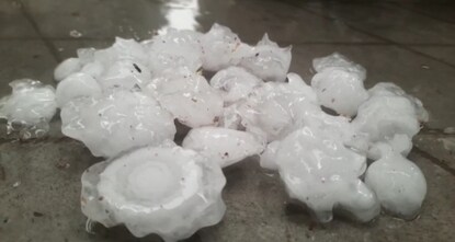 বৃহস্পতিবার বিকেলে বহরমপুরে শিলাবৃষ্টি বৃহস্পতিবার বিকেলে বহরমপুরে শিলাবৃষ্টি