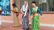 বাঙ্গালি সাজে বিদেশি ভক্তদের নাচগান দেখতে মায়াপুরে হাজির বহু মানুষ