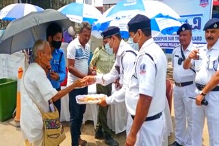 পথচারীদের তৃষ্ণা মেটাতে জল বাতাস দিচ্ছেন পুলিশকর্মীরা