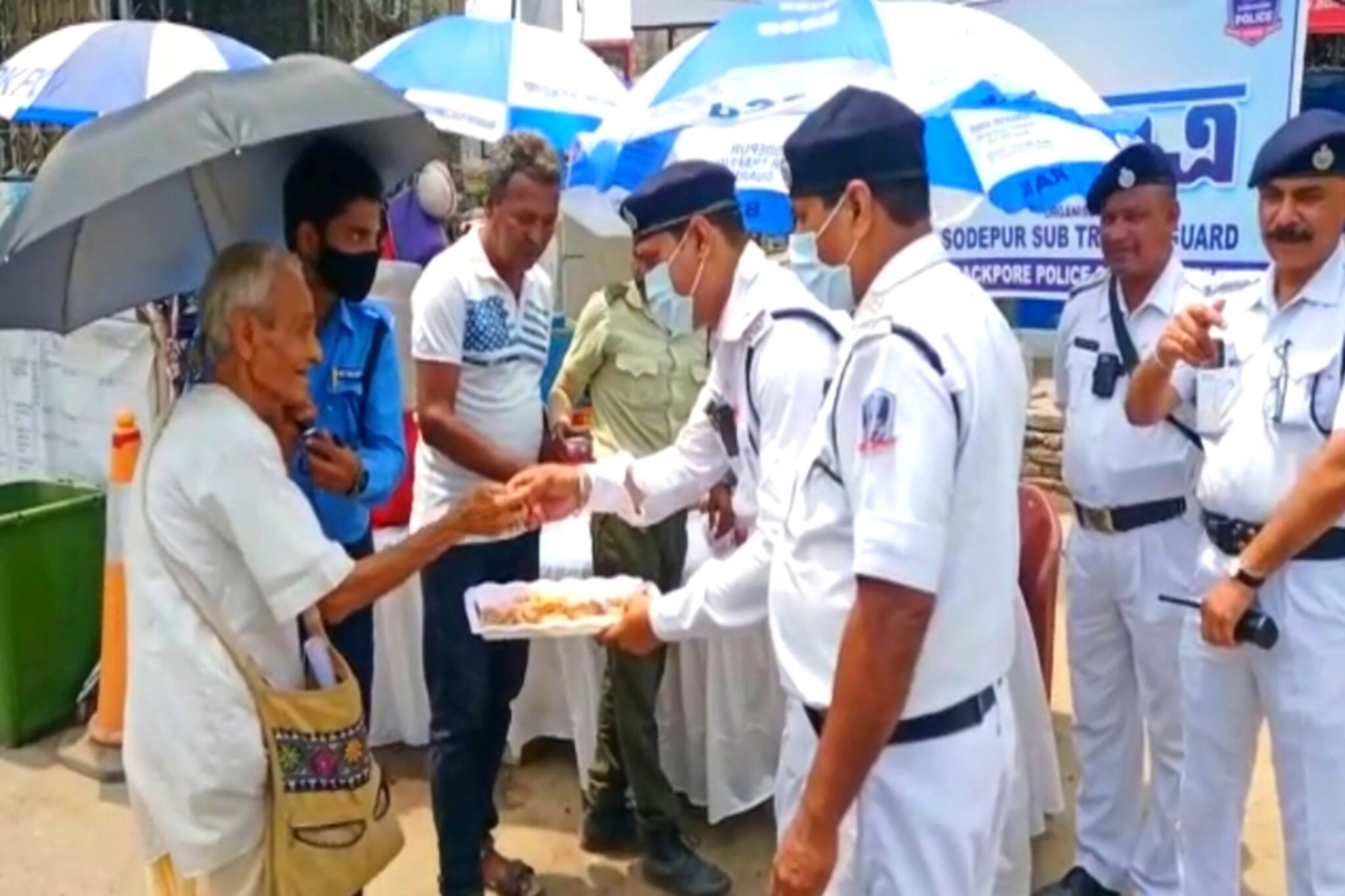 North 24 Parganas: নববর্ষের দিন পুলিশের মানবিক মুখ দেখল সোদপুরবাসী
