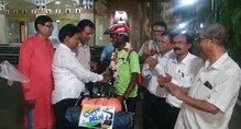 অভিনব বার্তা দিতে রাজধানীর পথে সাইকেলে পাড়ি যুবকের অভিনব বার্তা দিতে রাজধানীর পথে সাইকেলে পাড়ি যুবকের