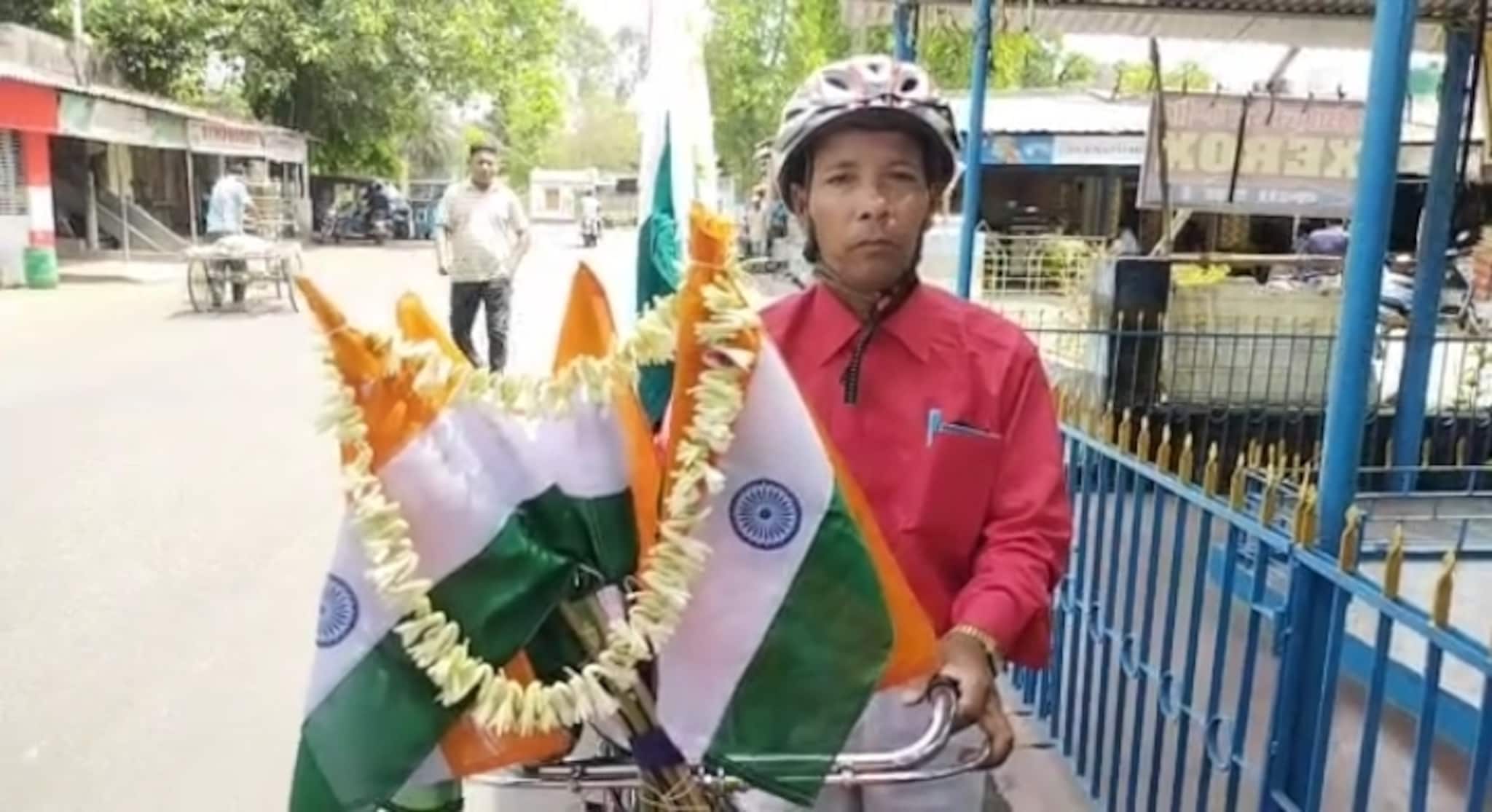 Pulwama Attack: শহীদদের শ্রদ্ধা; সাইকেল নিয়ে পুলওয়ামা যাত্রা দুর্গাপুরের শ্যামাপদ শর্মার