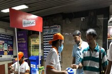 প্রচন্ড তাপপ্রবাহ, এবার মেট্রো স্টেশনেও যাত্রীদের দেওয়া হচ্ছে গ্লুকোজ প্রচন্ড তাপপ্রবাহ, এবার মেট্রো স্টেশনেও যাত্রীদের দেওয়া হচ্ছে গ্লুকোজ