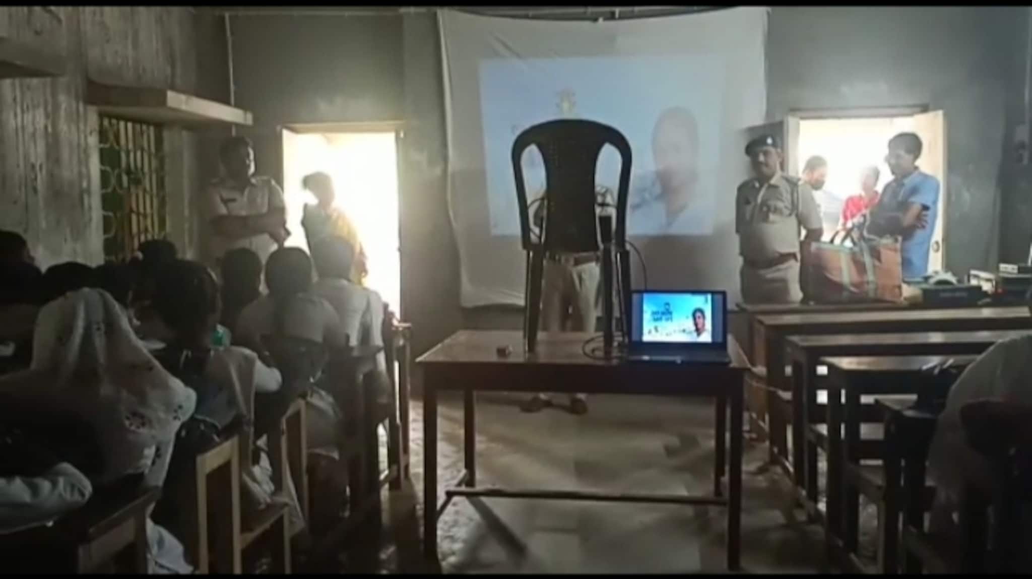 সেফ ড্রাইভ সেভ লাইফ নিয়ে স্কুলে সচেতনতামূলক ক্যাম্প