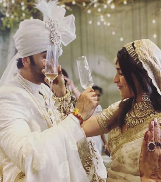 একদিকে পাঁচদিনের প্রেমকে পরিণতি দেওয়ার উদযাপন। অন্যদিকে সারা জীবন একসঙ্গে থাকার অঙ্গীকার। শ্যাম্পেনের গ্লাসে চিয়ার্স করে নতুন যাত্রা শুরু রালিয়ার। 