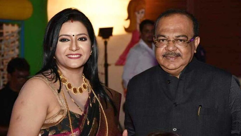 ২৪ এপ্রিল ঠিক রাত ১২টায় মেয়ে আর শোভনকে পাশে নিয়ে কেক কাটেন বৈশাখী। শোভনের কাছ থেকে উপহার হিসেবে কী পেয়েছেন? বৈশাখীর কথায়, ‘আমার অস্তিত্বটাই তো শোভনরে দেওয়া’। আর শোভনের মতে, ‘প্রেজেন্স ইজ দ্য প্রেজেন্ট। অর্থাৎ এই যে একে-অপরের পাশে থাকে, এটাই তো আসল উপহার।