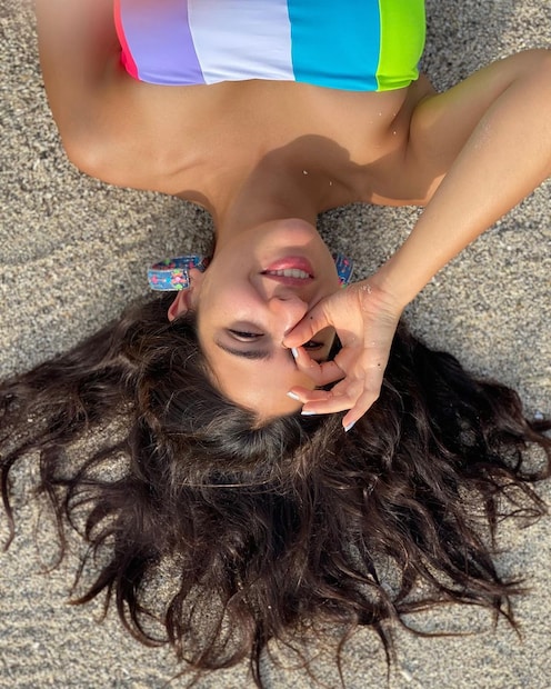 সারা আলি খান (Sara Ali Khan) অতিরিক্ত ওজন কমানোর প্রসঙ্গ উঠলে সারা আলি খানের কথা মাথায় আসবে না, এমনটা কি হতে পারে? সোশ্যাল মিডিয়ায় একটি সাক্ষাৎকারে সারা এক বার তাঁর ডায়েট সম্পর্কে বলেছিলেন। যেখানে সইফ-কন্যা জানিয়েছেন যে, তিনি ব্রেকফাস্টে খান ডিমের সাদা অংশ, ব্রেড টোস্ট এবং ইডলি। আর লাঞ্চে সারার পছন্দ অল্প পরিমাণে ভাত, রুটি, ডাল এবং সবজি দিয়ে একেবারে সহজ দেশি ব্যালেন্সড খাবার। আর সন্ধ্যার স্ন্যাকস হিসেবে অভিনেত্রী উপমা খেতে পছন্দ করেন।