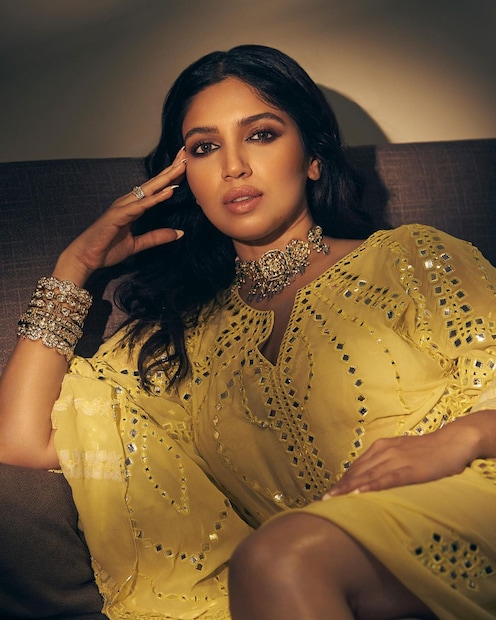 আয়না বসানো কাফতান ড্রেস নজর কাড়ছেন ভূমি পেডনেকার। তার সঙ্গে রয়েছে জমকালো সাজ। 