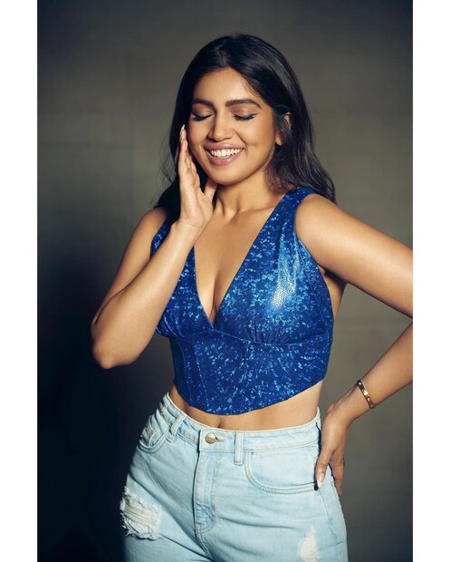ভূমি পেড়নেকর (Bhumi Pednekar): মাত্র কয়েক মাসের মধ্যে ৩০ কেজি ওজন কমিয়ে ভূমি পেড়নেকর সকলকে তাক লাগিয়ে দিয়েছিলেন। তাই তাঁর খাদ্যাভ্যাসের বিষয়ে রহস্য থাকাটাই স্বাভাবিক। ভূমির ব্রেকফাস্টে থাকে স্কিমড দুধ, ফল এবং সানফ্লাওয়ার সিড-সহ এক বাটি মুসলি। দুপুরে তিনি মাল্টিগ্রেন রুটি, মাখন, ডাল তড়কা, শাক-সবজি, দই, বাটারমিল্ক-সহ দেশি সুষম খাবার খান। আর ডিনারে স্যালাড, গ্রিলড ফিশ, চিকেন, সবজি এবং ব্রাউন রাইস থাকে ভূমির ডায়েটে। পাশাপাশি ওয়ার্কআউটের পরে তিনি সেদ্ধ ডিম খেতে ভালবাসেন।