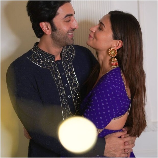 বিয়ের মেন্যুতে কী থাকছে, তা নিয়েও নেটিজেনদের মধ্যে শুরু হয়েছে জোর জল্পনা। কাপুর পরিবার এমনিতেই খাদ্যরসিক হিসেবে পরিচিত। আর তাই খাবারের মেন্যুতে যে বিশেষ চমক থাকবে তা বলাই বাহুল্য। 