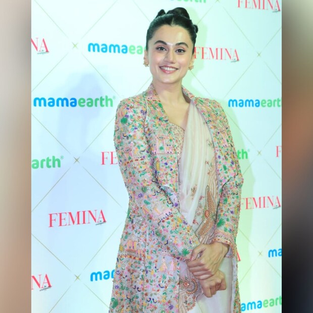 সব সময়ের মতোই তাঁকে দেখতে সুন্দর লাগছিল। উজ্জ্বল ত্বক আর তাপসীর হাসি এই সাজ সম্পূর্ণ করেছে। 
