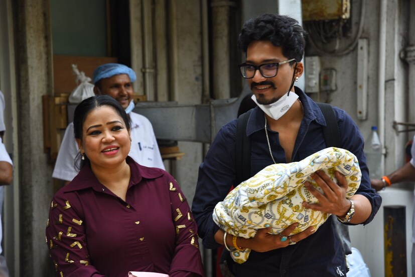 *ভারতী সিংকে আজ হাসপাতাল থেকে ছাড়া হয়। ছেলে কোলে নিয়ে ক্যামেরাবন্দী হয়েছেন স্বামী হর্ষ লিম্বাচিয়ার। দু'জনের চোখে-মুখে ছিল খুশির খলক। ছবিঃ ভাইরাল ভায়ানি। 
