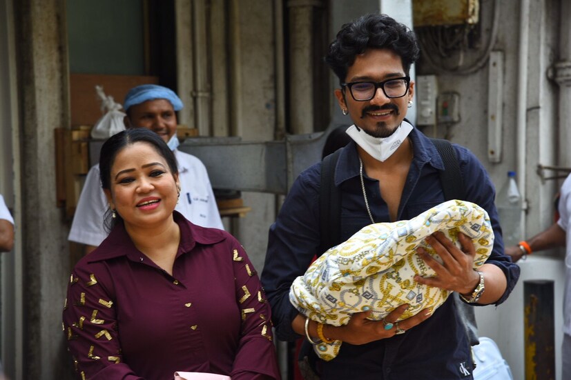  *ভারতী সেই সময়ে নিজের স্টাইলে পাপারাৎজিদের জিজ্ঞাসা করেন, 'আপনারা খুশি তো?' প্রশ্নের উত্তরে সকলেই বলে ওঠেন, তাঁরা খুশি। কারণ তাঁরা কেউ মামা, কেউ বা আবার কাকা হয়েছেন। ছবিঃ ভাইরাল ভায়ানি। 