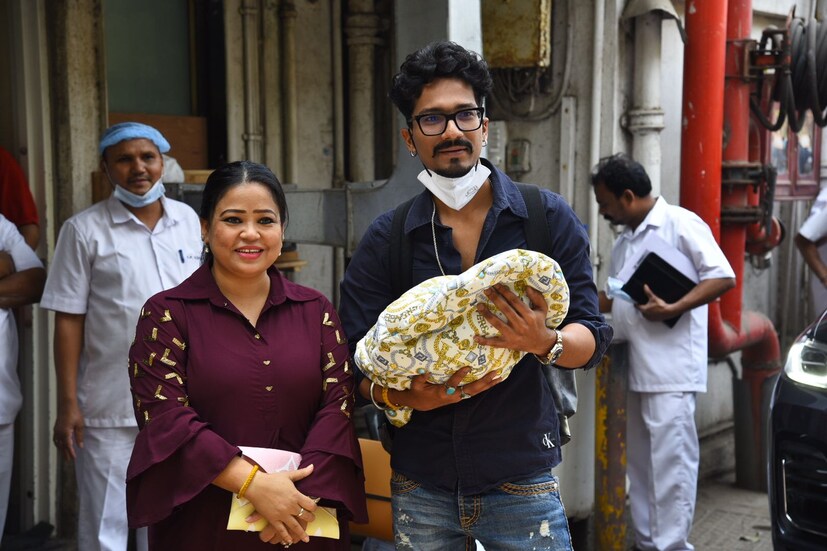 *বাবা-মা হওয়ার পর ভারতী ও হর্ষ খুব খুশি। দু'জনেই এ দিন ক্যামেরার সামনে ছেলেকে নিয়ে পোজ দিলেও, ছেলের মুখ দেখা যায়নি। ফলে খুদেকে এক ঝলক দেখার জন্য মুখিয়ে রয়েছেন ভক্তরা। ছবিঃ ভাইরাল ভায়ানি। 