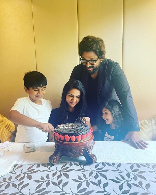 ছেলে, মেয়ে ও স্ত্রীর সঙ্গে একান্ত ঘরোয়া পরিসরে একাদশতম বিবাহবার্ষিকী পালন করেছিলেন অল্লু৷