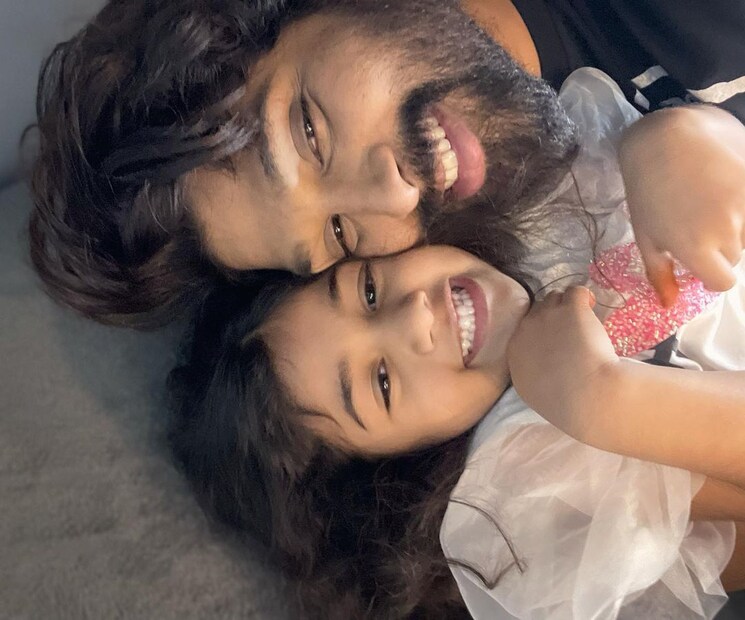 বাবা মেয়ের আন্তরিক ছবি মন ছুঁয়ে যায় নেটিজেনদের৷
