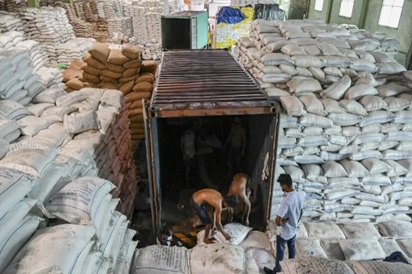 এক প্যাকেট দুধের দাম ২০০ টাকা হয়ে গিয়েছে। এক প্যাকেট পাউরুটি বিক্রি হচ্ছে ১৫০ টাকায়। শ্রীলঙ্কায় সাধারণ মানুষের এখন ঘোর বিপদ।