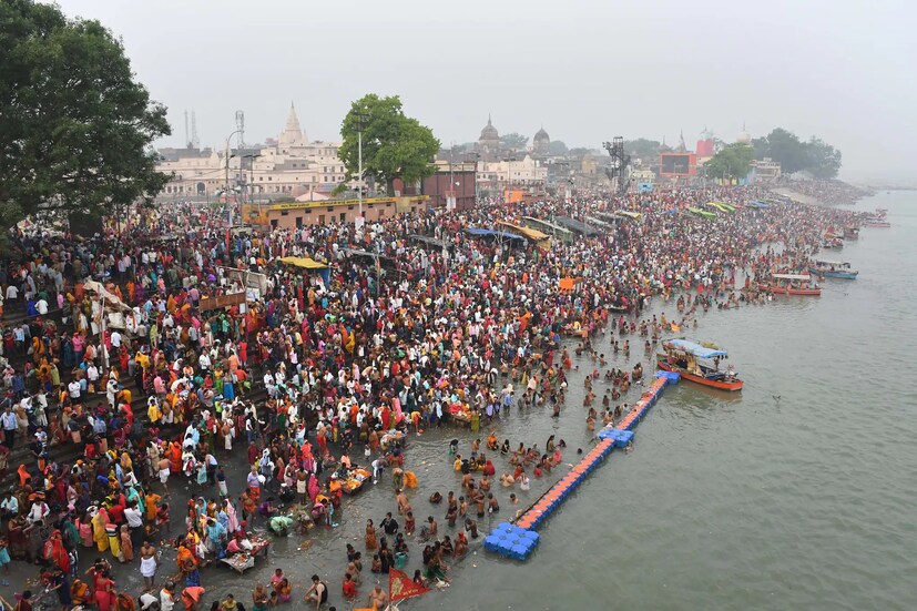 *রামনবমী উপলক্ষে সরযূ নদীর তীরে ভক্তদের ভিড়। (Image: Twitter/Shri Ram Janmbhoomi Teerth Kshetra) 
