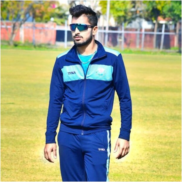 বন্ধু আব্দুল সামাদ একদিন তাঁর কোচ রন্ধীর মানহাসের কাছে নিয়ে যান উমরানকে। তাঁকে বোলিং করতে দেখে থ হয়ে যান কোচ। তিনিই উমরানকে ট্রেনিং আসার কথা বলেন।