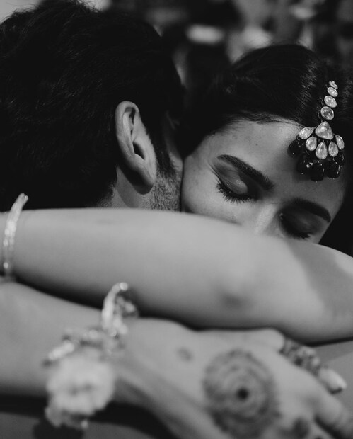সোশ্যাল মিডিয়ায় মেহেন্দির ছবি পোসট করে আলিয়া লেখেন, ''  এরপর কিছু আনন্দাশ্রু, কিছু আশীর্বাদ ধন্য মুহূর্ত- আমার চিরকালের ভালোবাসার মানুষটির সঙ্গে। কিছু কিছু দিন কেটে যায়, আবার কিছু দিন এমনভাবেও কাটে'