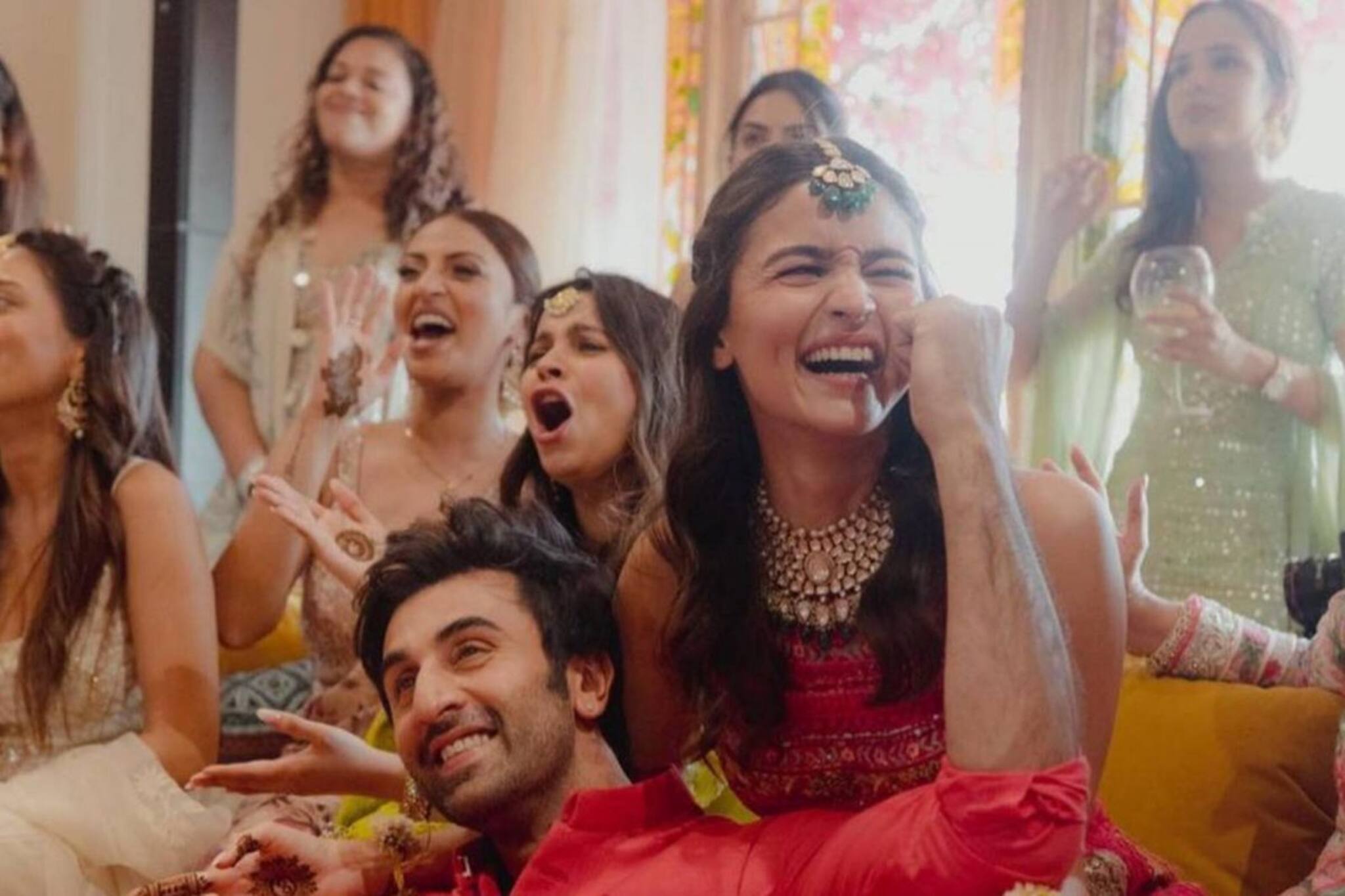 আলিয়ার মেহেন্দির ল্যাহেঙ্গা যে সে ল্যাহেঙ্গা নয়! শুনে চোখ কপালে উঠবে আপনারও...