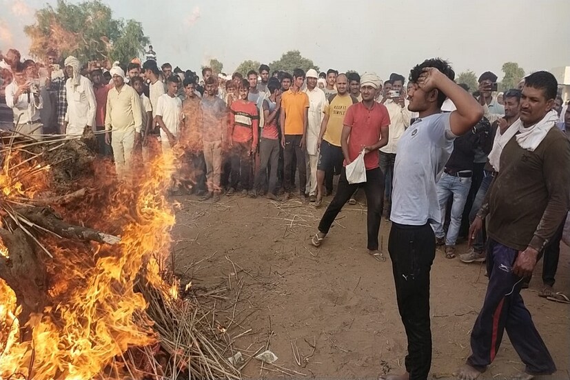 শহিদ শ্রীওমের ছেলে ও মেয়ে দুজনেই ছোট। বাবাকে এভাবে দেখে কান্নায় ভেঙে পড়ল তারা। 