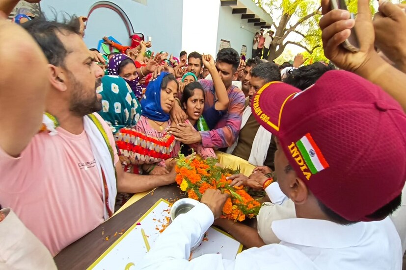 তেরঙায় জড়ানো শ্রীওমের শরীর পৌঁছয় গ্রামে। গ্রামবাসীদের চোখে জল। 