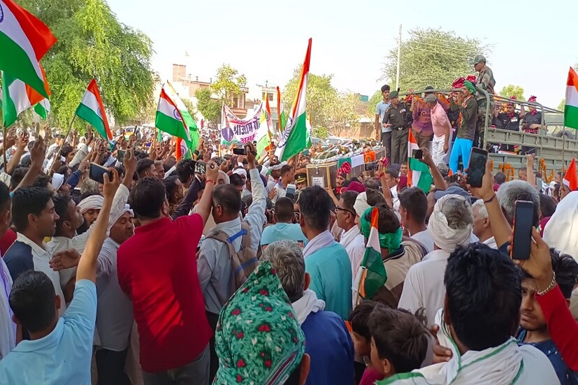 জম্মু ও কাশ্মীরের শোপিয়া এলাকায় সুবেদার শ্রীওম পেহলওয়ান জঙ্গিদের সঙ্গে লড়াইয়ে শহিদ হয়েছেন। তাঁর পার্থিব শরীর গ্রামে আসতেই কান্নায় ভেঙে পড়েন অনেকে। শোকে পাথর হয়ে যায় বাড়ির লোকজন।