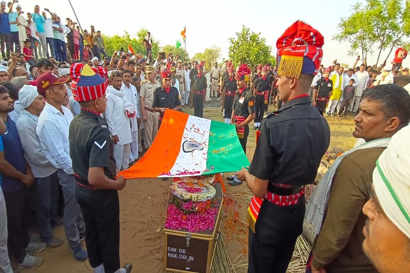 জঙ্গিরা সেনার গাড়ি লক্ষ্য করে গুলি চালিয়েছিল। গুলি লাগে গাড়ির চালকের। তখনই দুর্ঘটনাগ্রস্থ হয় সেনার গাড়ি। সেই গাড়িতেই ছিলেন শ্রীওম।