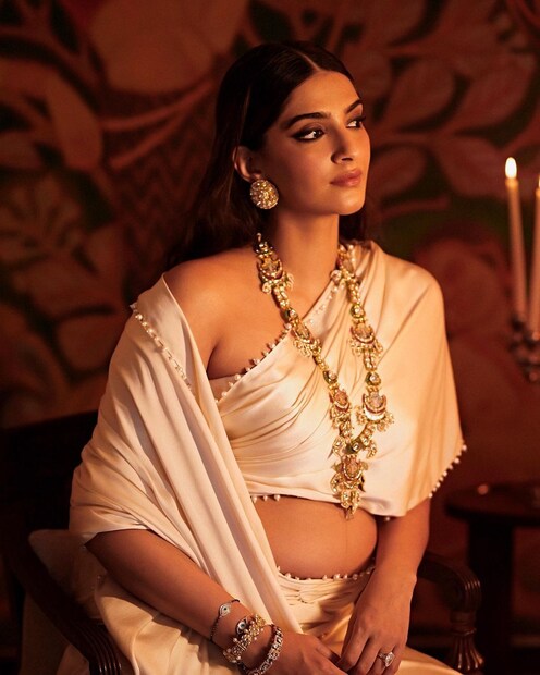 আবু জানি সন্দীপ খোসলার শাড়ি ও সুনীতা কাপুরের গয়না পরেছেন সোনম। 