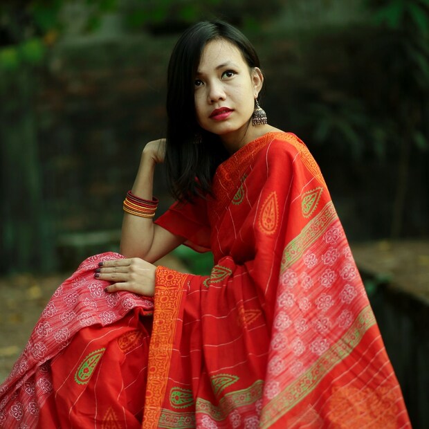 *যদি শাড়ি পরে দারুন ছবি তোলার কথা ভাবেন, সেক্ষেত্রে ওপরের ছবির মতো একটা পোজ আপনি দিতেই পারেন। (Image- Canva)