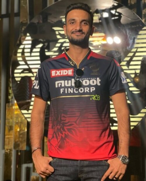 দিদির মৃত্যু তাঁর মনে গভীর ক্ষতের সৃষ্টি করেছে। সেটা এদিন পোস্ট লিখে বোঝালেন আরসিবির পেসার। তবে দিদিকে গর্বিত করার মতো কাজ করবেন বলেও প্রতিজ্ঞা করলেন। 