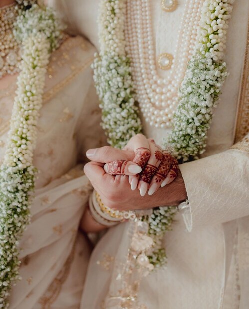 হাতে হাত রেখে নিয়ে 'রণলিয়া' এখন ‘মিস্টার অ্যান্ড মিসেস কাপুর'।