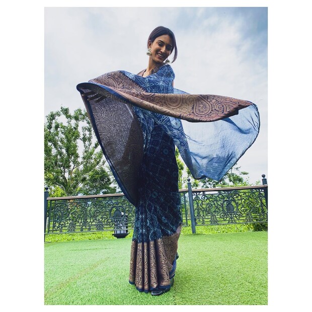 প্রিন্টেড এই শাড়িতে তিনি যেন নীলিমায় নীল